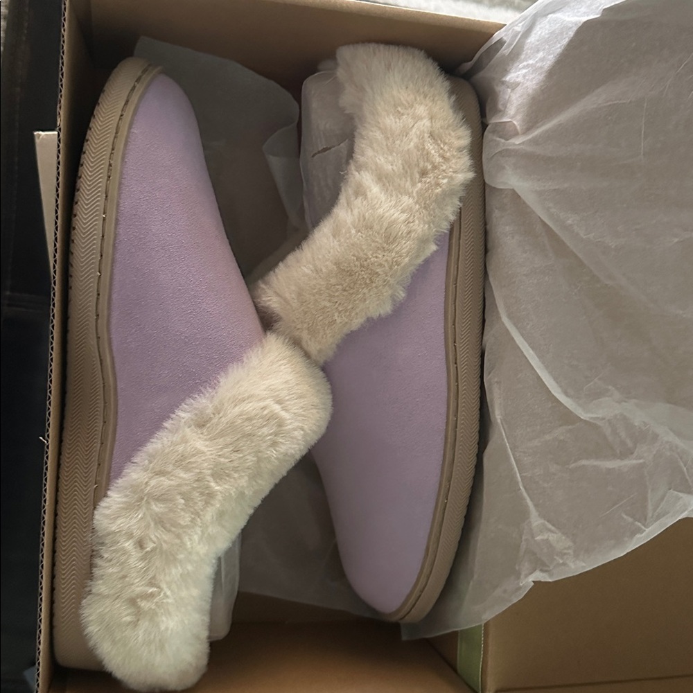 Women's Lavender Plush Slippers - Picture 2 of 3